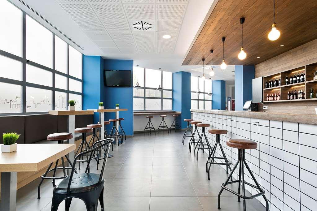 Apartamentos Tryp Madrid Airport Suites Restaurant billede